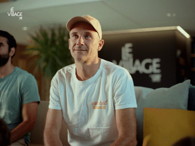 Vidéo gif d'un pitch d'un entrepreneur : Thibaut Liberge de Anav échangeant un regard complice avec Benoît Senellart, start-up manager sur la place du Village.